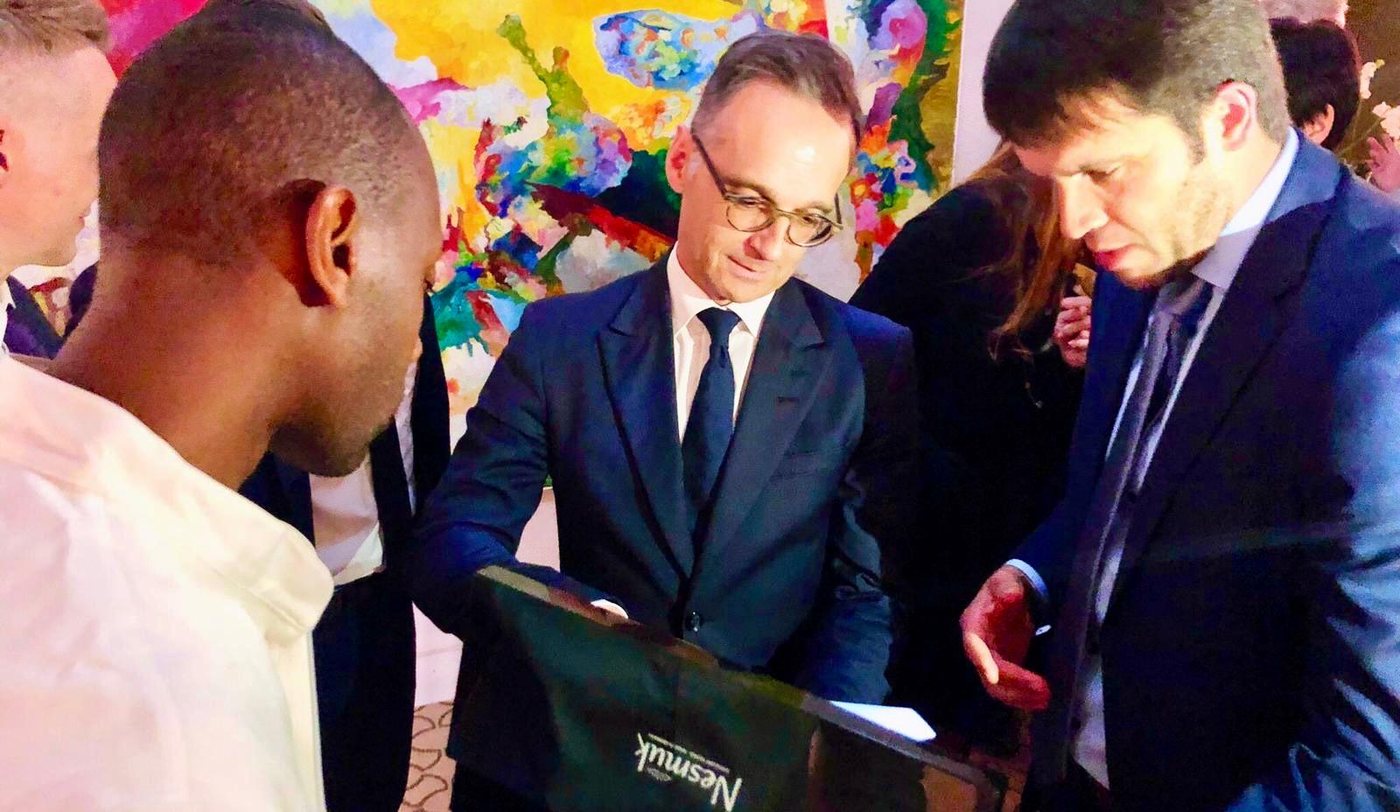Das Sondermesser wird Aussenminister Heiko Maas im Steigenberger ICON Petersberg vorgestellt